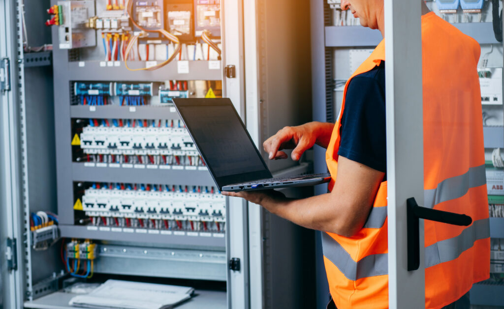 Zählerschrank Mann mit Laptop